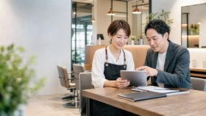 サロン経営者とM&Aアドバイザーが相談している様子